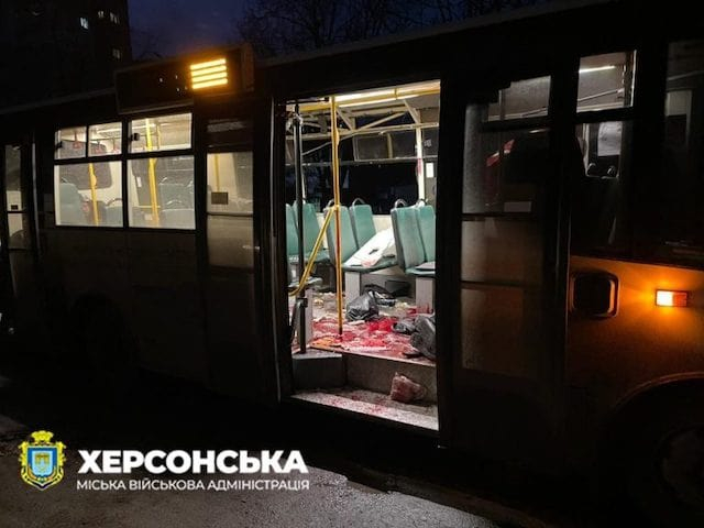 Российский беспилотник атаковал маршрутный автобус в Херсоне