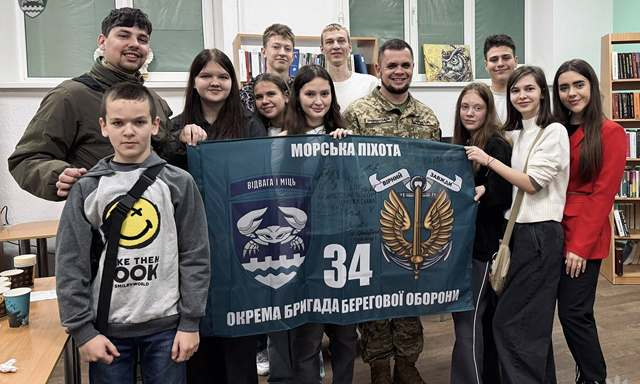 Дети передали украинским бойцам награду, полученную на кинофестивале