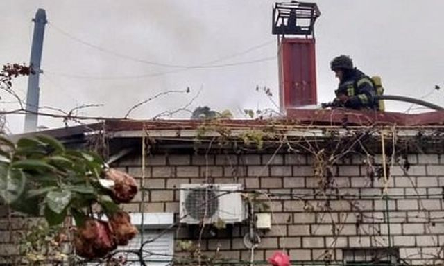 После обстрела на окраине Херсона произошел пожар