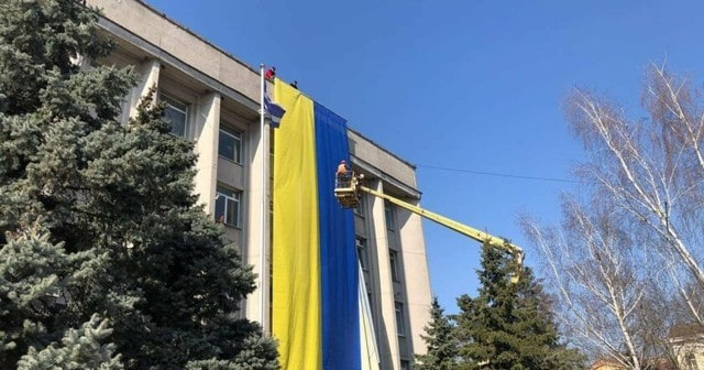 На здании Херсонского горсовета снова появился флаг Украины