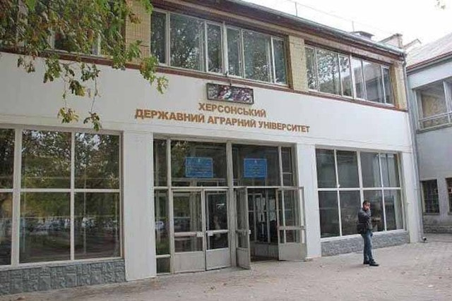 Мужчина упал со второго этажа университетского корпуса и погиб
