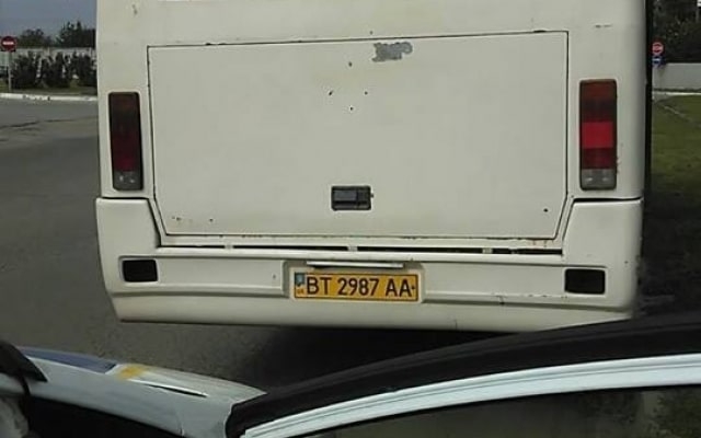 Парень, выпавший из маршрутки во время движения, получил черепно-мозговую травму