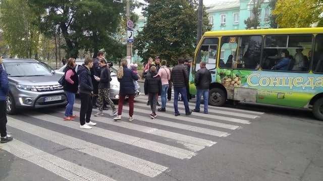 После отключения света жильцы херсонских общежитий перекрыли проспект Ушакова (видео)