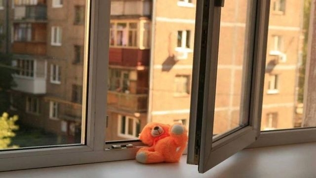В Херсоне из окна выпала 2-летняя девочка