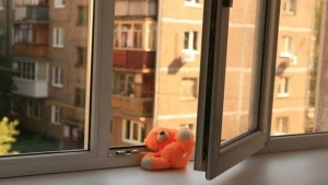 В Херсоне из окна выпала 2-летняя девочка