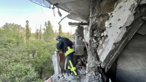 Спасатели демонтировали разрушенные стену и балкон в многоэтажном доме