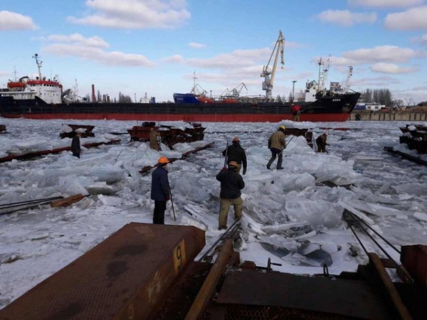 Херсонские судостроители проиграли битву со льдом