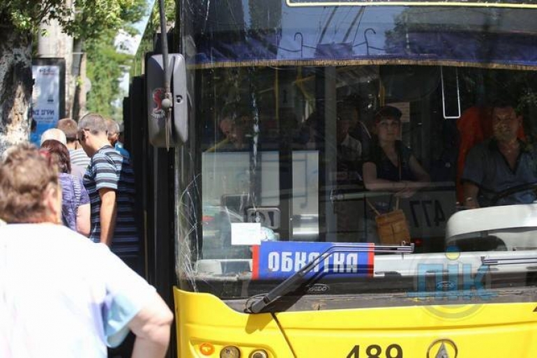 Представители коллектива КП «Херсонэлектротранс» пикетировали мэрию с требованием погасить долги по зарплате