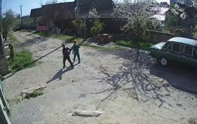Дети нашли российский гранатомет и случайно выстрелили из него (видео)