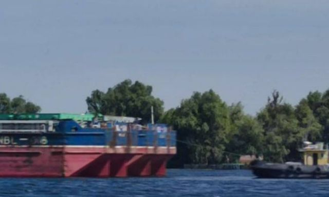 Россияне украли баржу компании «Нибулон» и тянут ее к Антоновскому мосту