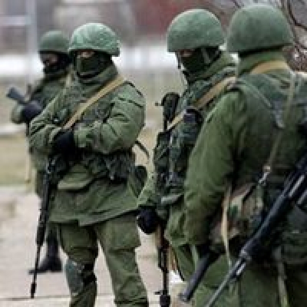 Сельчане принялись убирать за российскими солдатами