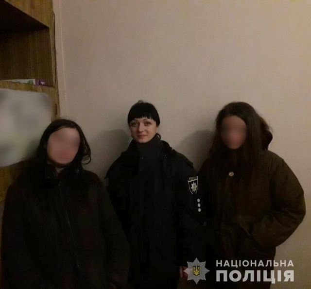 Обидевшись на дедушку, сестры сбежали из дому