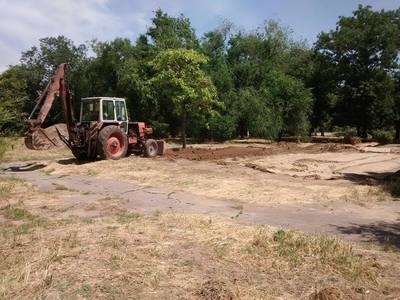 Котлован, незаконно вырытый в парке Ленинского Комсомола, закопали
