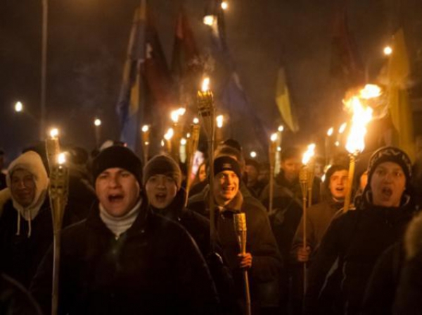 Митинги и факельное шествие в честь героев Крут