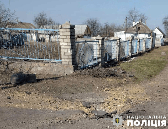Россияне сбросили вражеский дрон FPV на домостроение в Станиславе