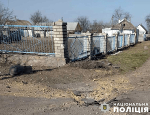 Россияне сбросили вражеский дрон FPV на домостроение в Станиславе