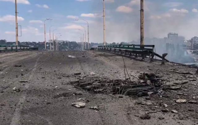 Террористы атаковали авиабомбами мост в Херсоне – движение затруднено