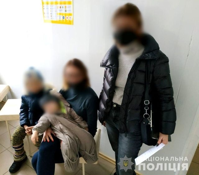 Маленькие мальчики оказались одни на улице – отчим испугался полиции