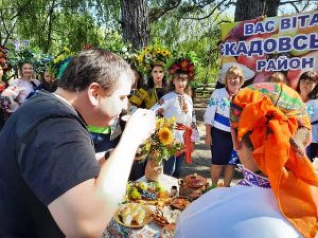На фестивале в Херсоне гостей угощали борщом