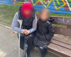 В центре Херсона женщина с ребенком просила милостыню