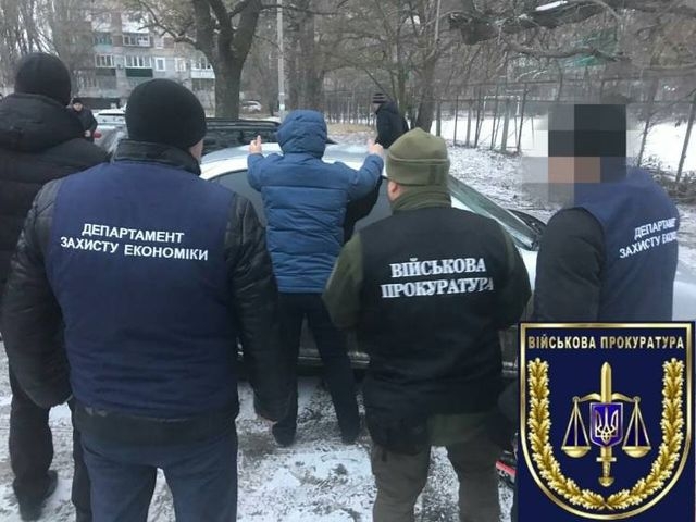 За лояльность к перевозчику чиновник потребовал 8 400 грн