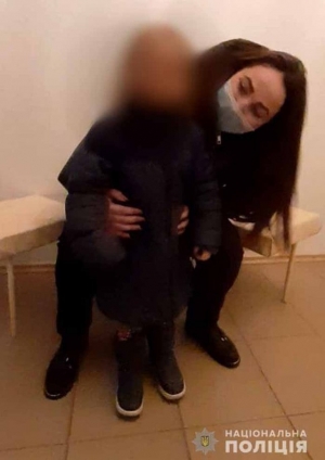 У 40-летней женщины забрали маленькую дочь