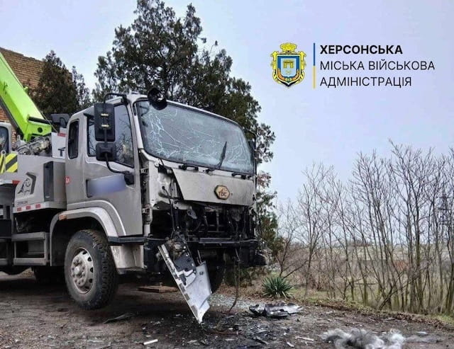 Под вражеский удар попало коммунальное предприятие – поврежден автомобиль