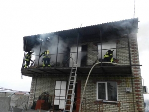 В Днепровском районе огонь уничтожил крышу и второй этаж частного дома