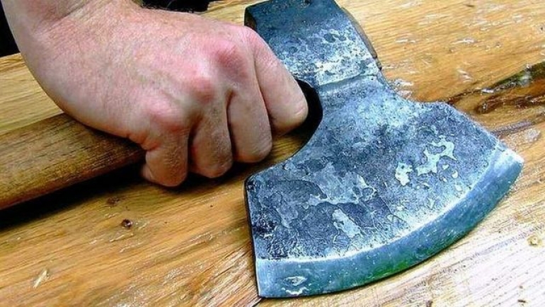 «Гостеприимный» хозяин едва не зарубил своего гостя