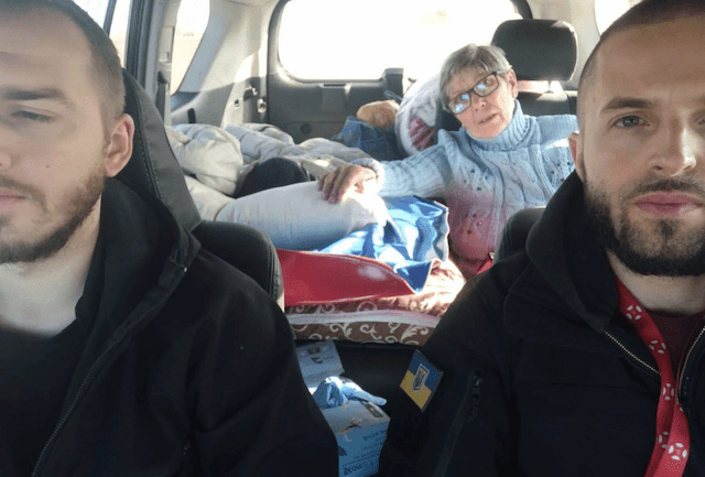 За три дня волонтеры эвакуировали из Бериславского района 90 человек