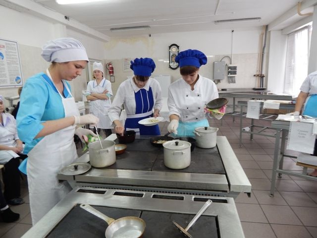 Учащиеся Новокаховского ПТУ будут кормить отдыхающих на приморских базах