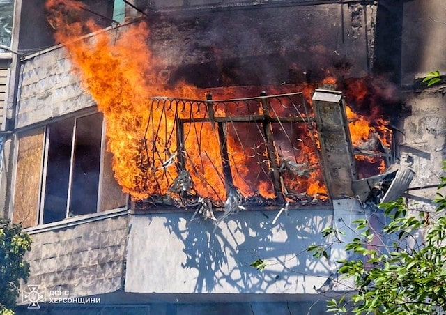 Пожарные спасли трех жильцов дома, в котором после обстрела начался пожар