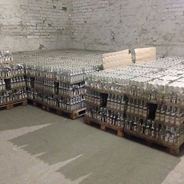 Налоговики изъяли свыше 100 000 бутылок с фальшивыми алкогольными напитками