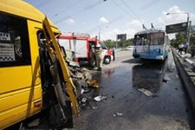 В Херсоне столкнулись маршрутка и троллейбус: есть пострадавшие