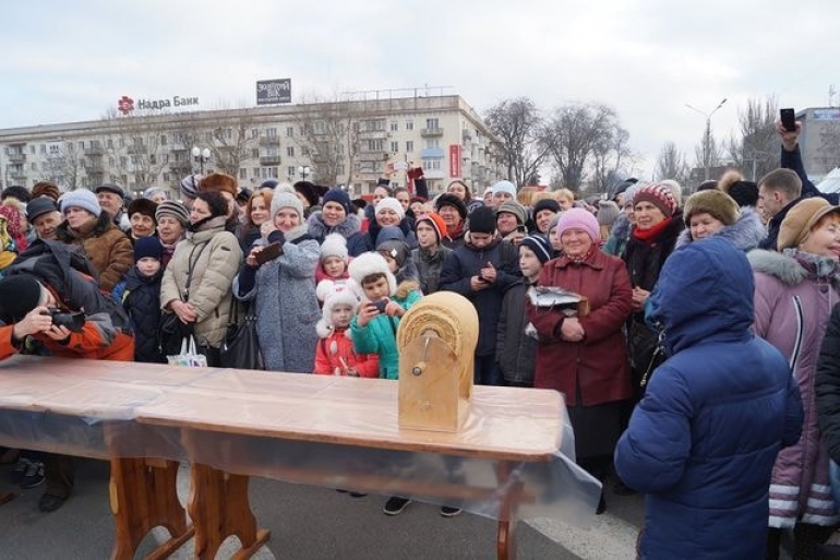 За кусочком мега-блина выстроилась целая очередь