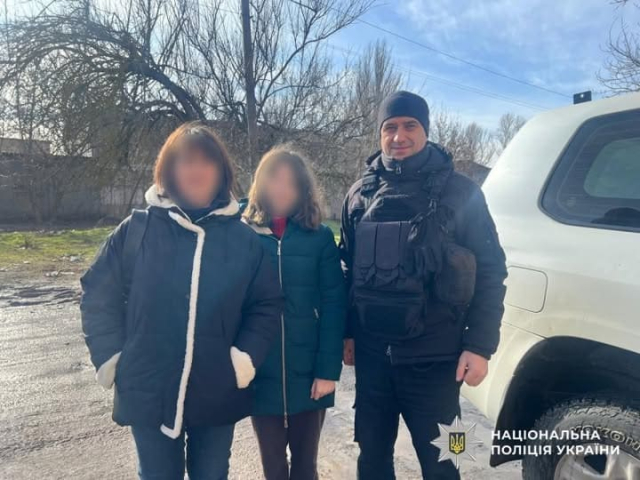 Из опасной зоны вывезли женщину с 12-летней дочкой