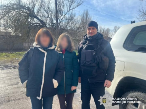 Из опасной зоны вывезли женщину с 12-летней дочкой
