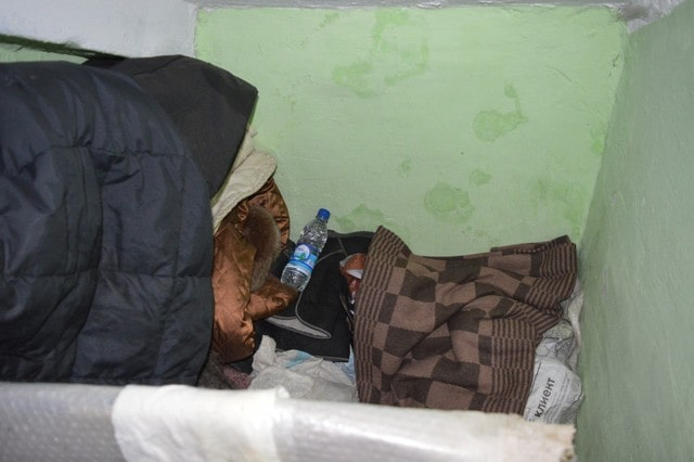 64-летняя херсонка жила в подъезде – домой ее не пускала дочь
