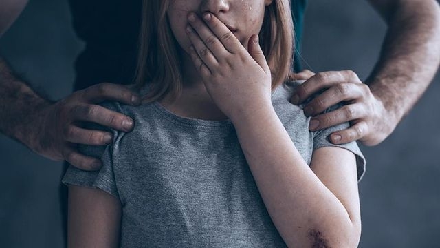 Отчим изнасиловал девочку и два года издевался над ней