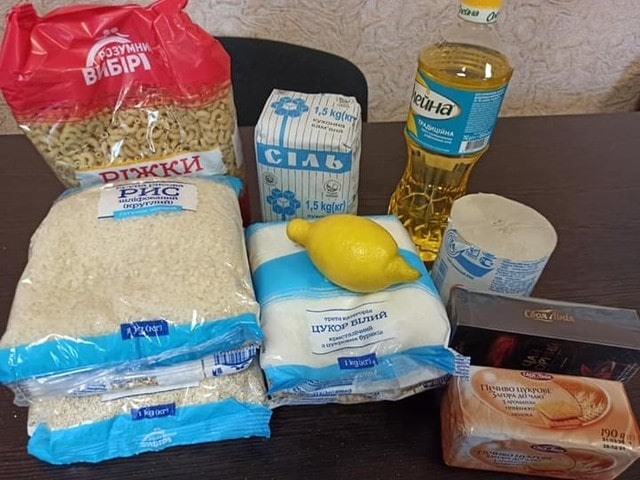 Волонтеры и представители власти Днепровского района помогают нуждающимся