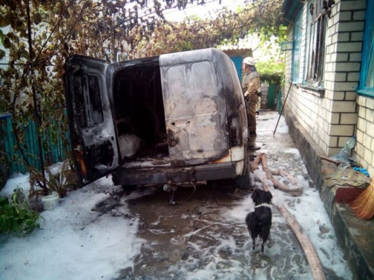 Местный житель в Олешках подпалил собственный автомобиль и едва не лишился дома