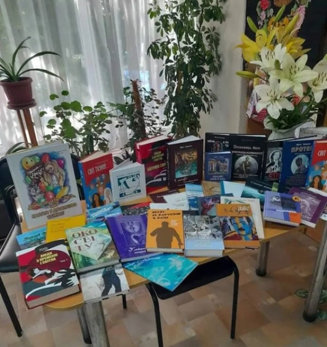 Львовские писатели передали книги для библиотек Херсонщины