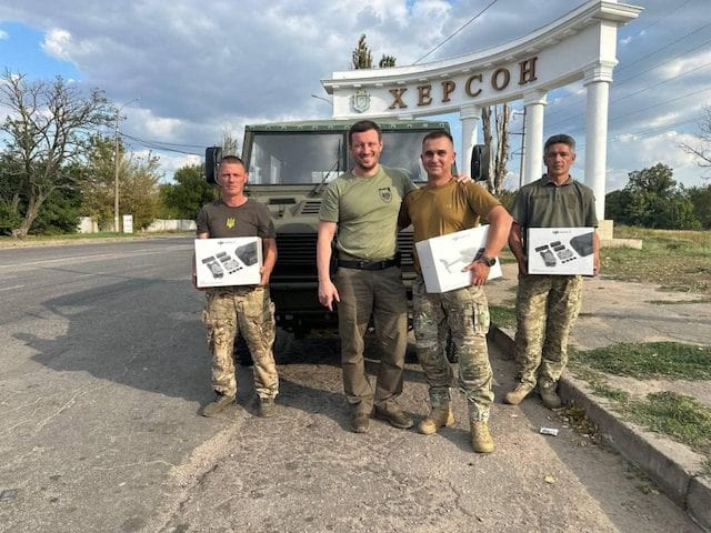 Бойцам Херсонской теробороны передали автомобиль и квадракоптеры