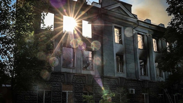 Враг во время обстрела разрушил корпус колледжа морской академии в Херсоне
