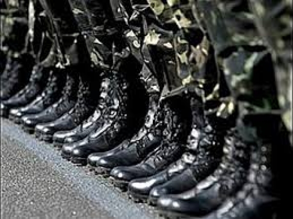 Мужчины выстраиваются в очередь перед Новокаховским военкоматом 