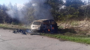 Россияне снова сбросили взрывчатку с дрона на гражданский автомобиль
