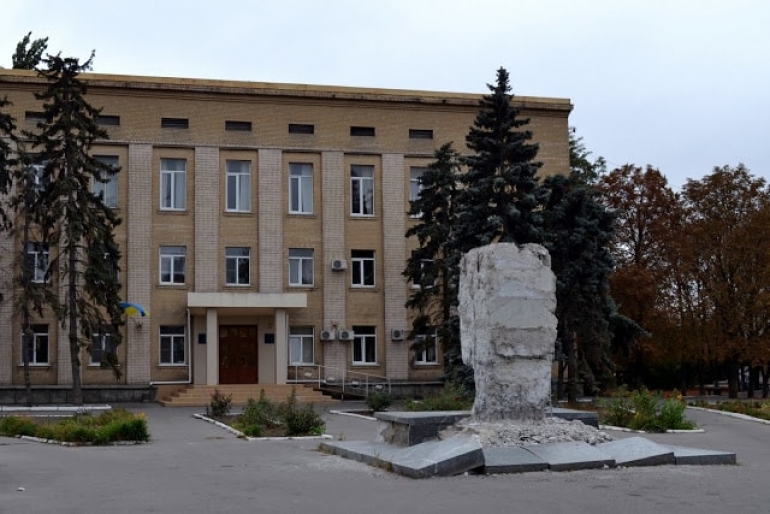 В Геническе не знают, чем заменить памятник Владимиру Ленину на Центральной площади