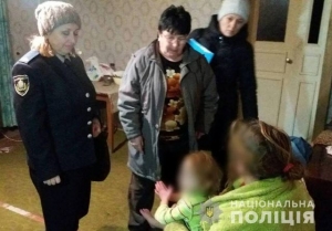 2-летнюю девочку забрали у нерадивой матери и поместили в больницу