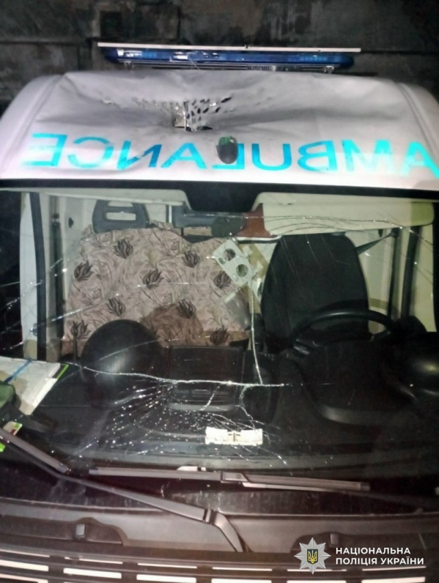 Во время обстрела Херсона враг сбросил взрывчатку на автомобиль скорой помощи