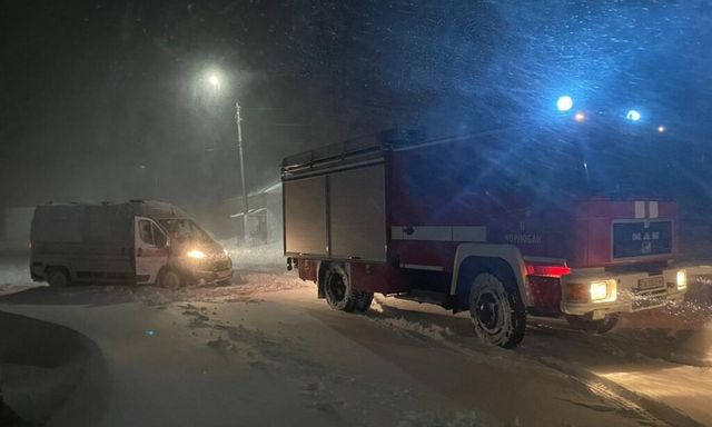 Спасатели вытащили из снега скорую и сопровождали бригаду к роженице и в больницу